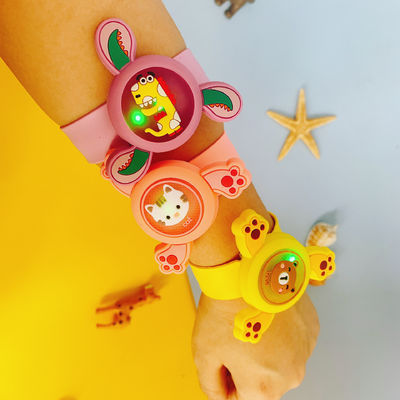 좋은 가격 가족 보호를 위한 극도로 안전한 모기 퇴치 손목밴드 - 천연 시트론렐라와 레몬 유칼립투스 기름이 담긴 실리콘 팔찌. 7일 동안 지속되는 비독성, DEET 없는 곤충 방어. 귀여운 만화. 온라인으로